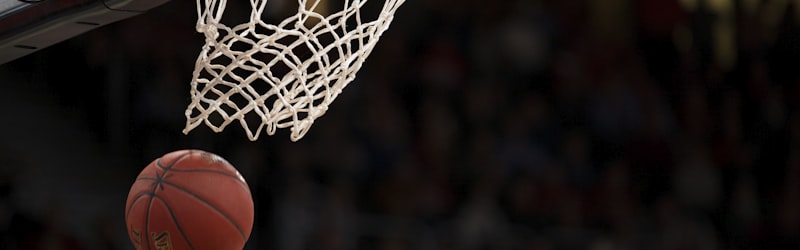 篮球运动员高高跃起准备扣篮的精彩瞬间