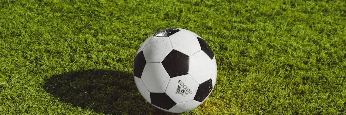 足球运动员在绿茵场上激烈争抢足球的瞬间